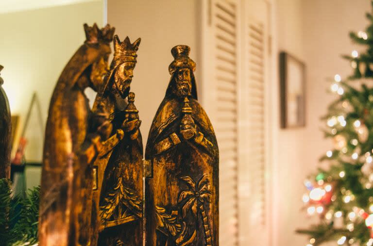 Las tradiciones de Reyes Magos incluyen colocar pasto, agua y uno o dos zapatos para Melchor, Gaspar y Baltasar