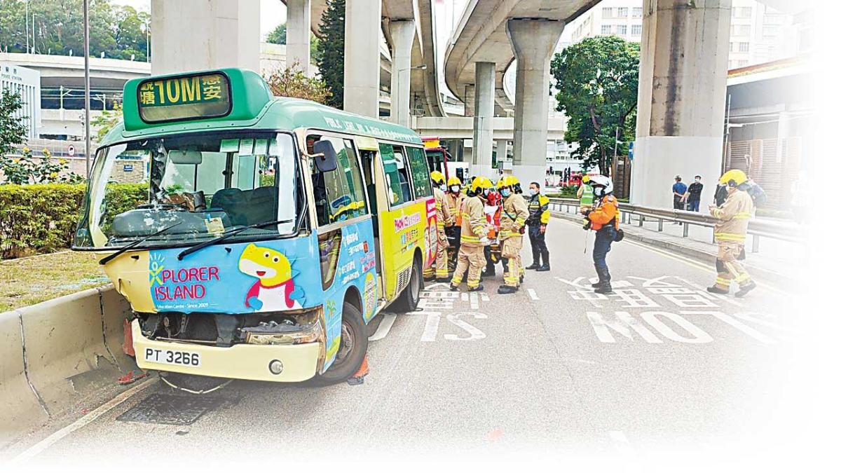 Kwun Tong Minibus crashes, ten injured Driver faints Passengers help brake