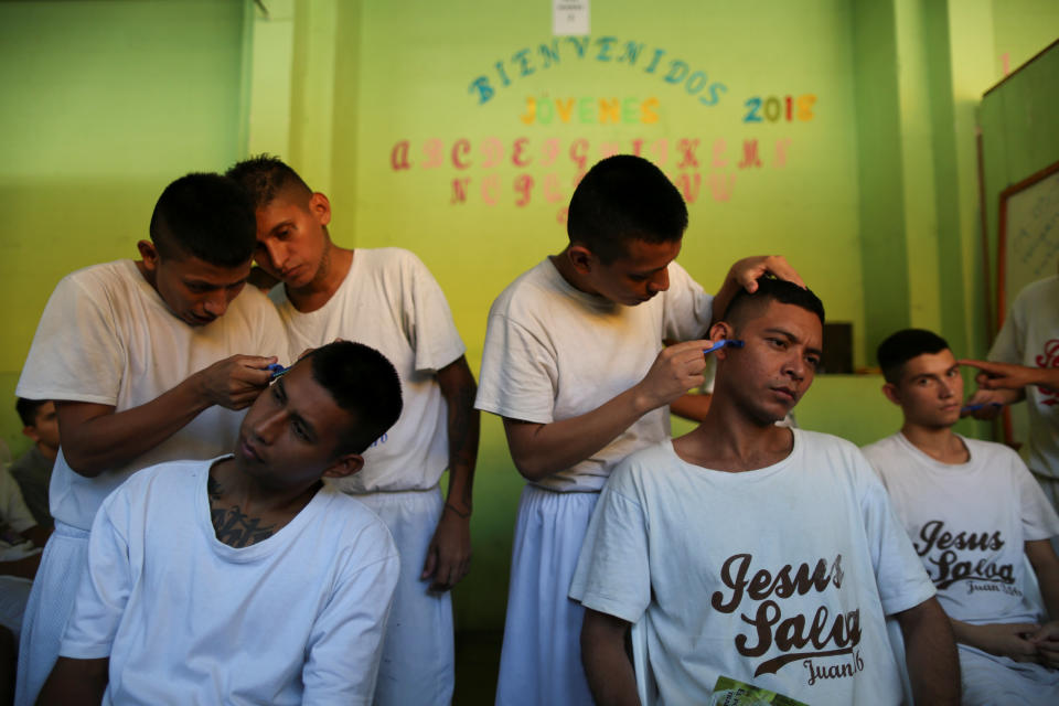 <p>Los miembros del grupo religioso evangélico La Trompeta Fnal realizan un taller para aprender a cortar el pelo. Pertenecían a grupos criminales, pero la religión les ofrece la oportunidad de dejar atrás su pasado (REUTERS). </p>