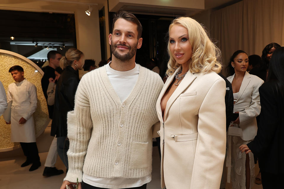 <p>Simon Porte Jacquemus pose ici avec Christine Quinn, star de l'immobilier grâce à Netflix. Visiblement, le thème de la soirée tournait autour du blanc/beige/écru. (Crédit Marc Piasecki/WireImage)</p> 