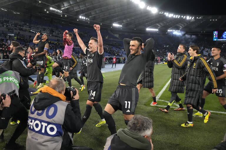 Los jugadores de Juventus festejan con su público el pase a la final de la Copa Italia