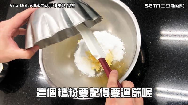 在軟化奶油中加入過篩的糖粉，用按壓的方式拌均勻。（圖／Vita Dolce甜蜜生活手作甜點 授權）