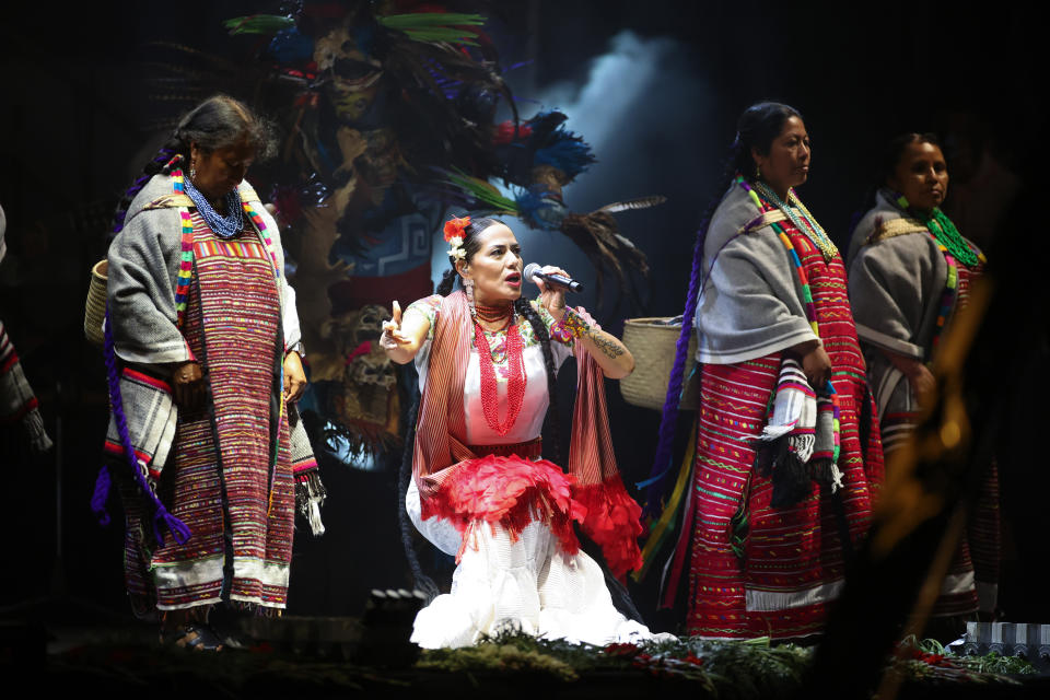 <p>La cantante Lila Downs durante su actuación en la celebración del Grito de Independencia. (Photo by Hector Vivas/Getty Images)</p> 