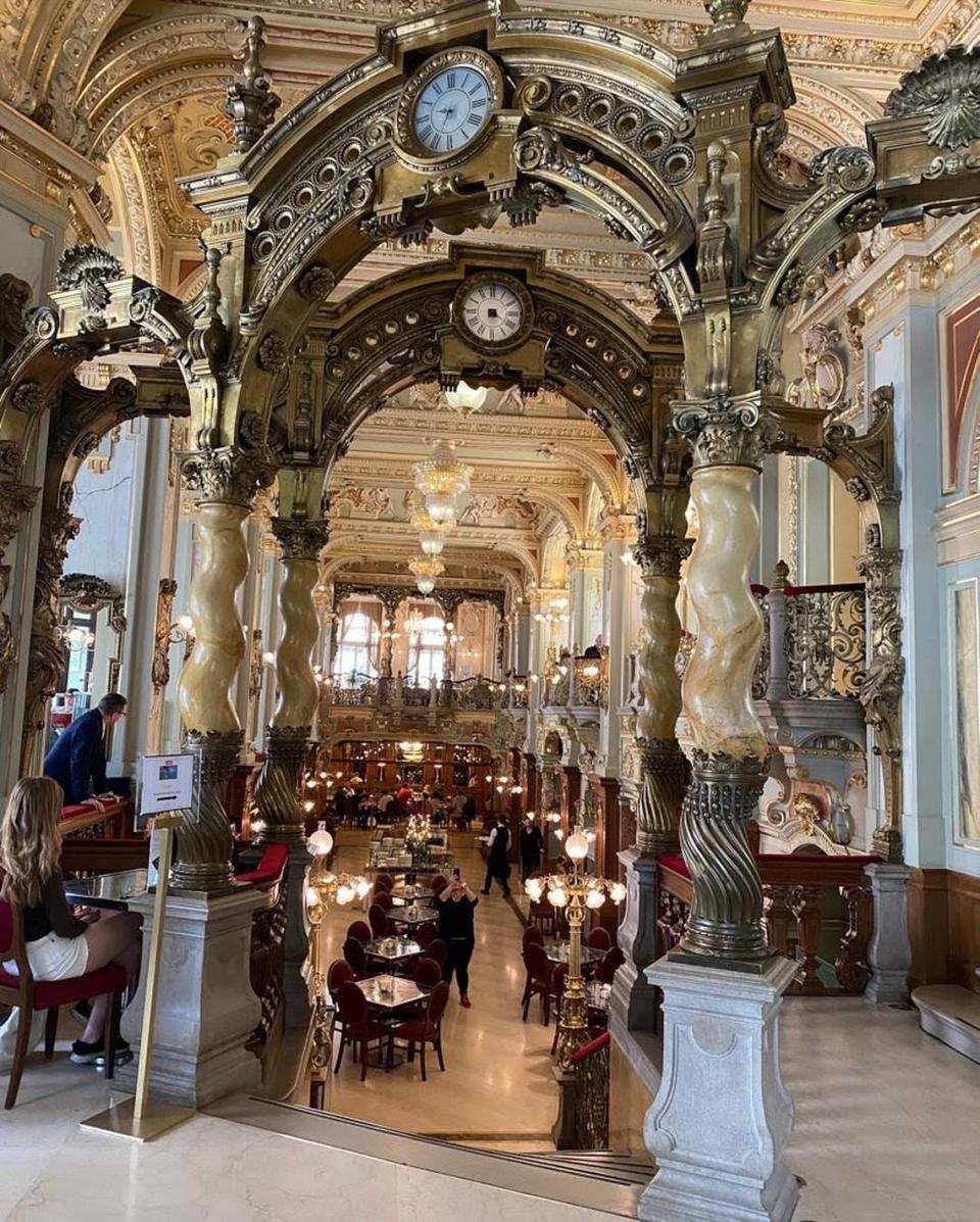 Salón del New York Café de Budapest fundado en 1894.