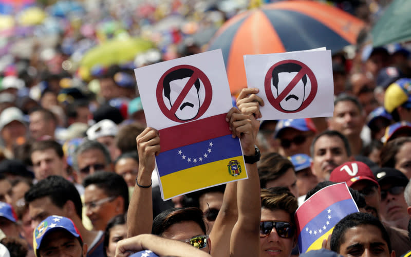 Opposition supporters take part in a rally against President Nicolas Maduro's government in Caracas, Venezuela, October 26, 2016. REUTERS/Carlos Garcia Rawlins