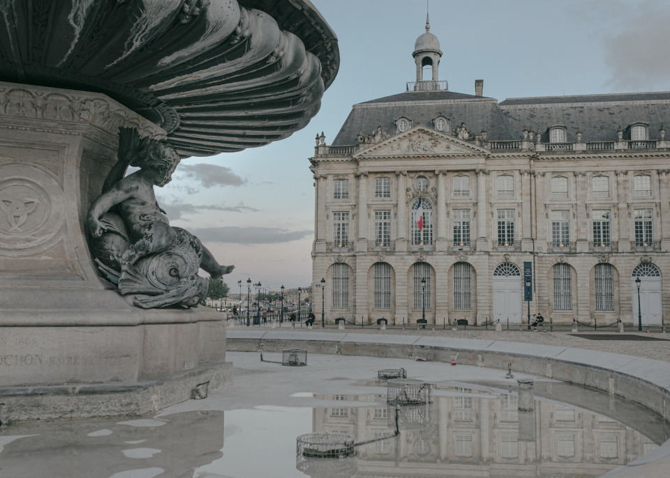 La Place de la Bourse en Burdeos, Francia, donde hay rostros africanos esculpidos que miran hacia abajo desde grandiosas construcciones de piedra, el 18 de junio de 2020. (Andrea Mantovani/The New York Times)