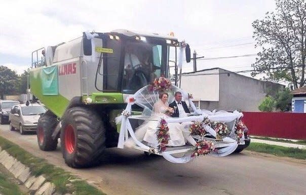 So kann die Hochzeitsreise direkt losgehen: Die Dekoration stimmt schon mal, und wenn Paar und Fahrer durchhalten, sind sie vielleicht in nur fünf Tagen an einem Traumstrand, wo die frisch Angetrauten vor einem romantischen Sonnenuntergang abgeladen werden können. Vielleicht reicht das Benzin aber auch nur bis zum nächsten Acker.