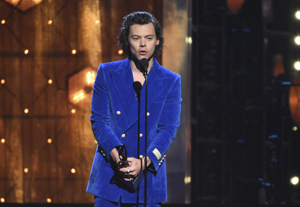 Harry Styles presents a trophy at the Rock &amp; Roll Hall of Fame induction ceremony at the Barclays Center on Friday, March 29, 2019, in New York. (Photo by Evan Agostini/Invision/AP)