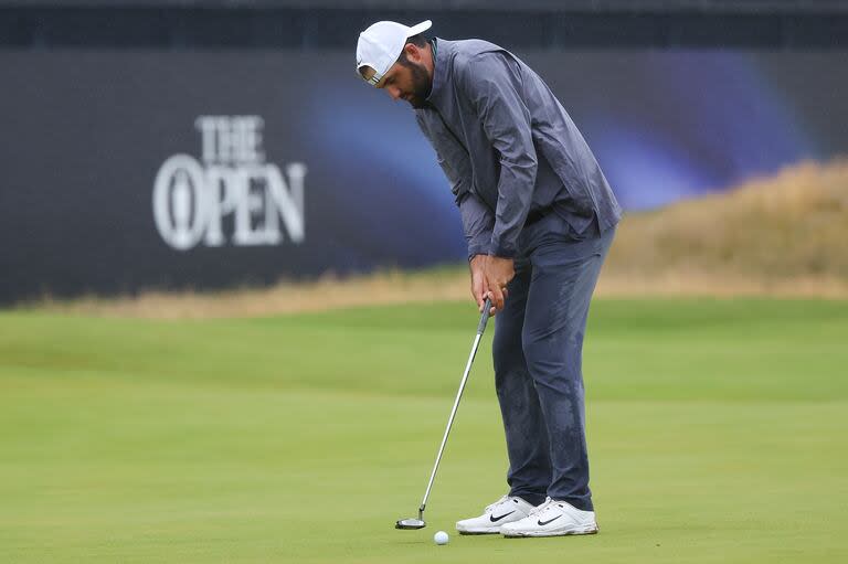 Scottie Scheffler pega en el green del hoyo 18; el número 1 del ranking mundial tiene chances en la jornada final en Royal Troon.