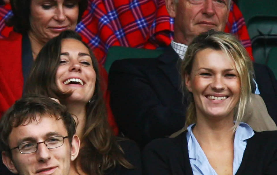 <p>Kate Middleton, die damals noch Prinz Williams Freundin war, wurde 2007 bei der dritten Runde im Herreneinzel im Publikum gesehen. Der leidenschaftliche Tennisfan sah sich das Match mit einer Freundin an. (Getty Images)</p> 