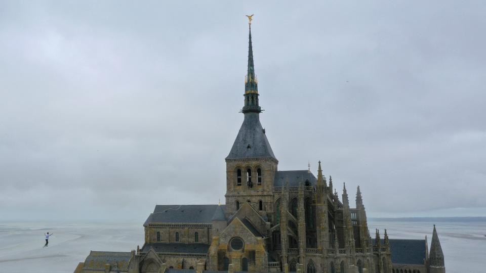 <p>El Monte Saint-Michel está considerado Patrimonio de la Humanidad por la UNESCO y es el segundo lugar más visitado de Francia después de París con unos 3,2 millones de turistas al año. (Foto: Damien Meyer / AFP / Getty Images).</p> 