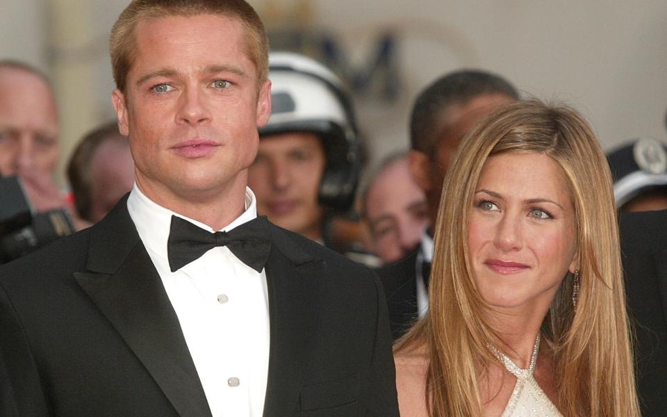 Zur Premiere von "Troja" im Jahr 2004 kam Pitt noch gemeinsam mit seiner Schauspielkollegin und damaligen Ehefrau Jennifer Aniston auf den roten Teppich. Die beiden verliebten sich 1998 und gaben sich im Jahr 2000 das Ja-Wort. Allerdings hielt Pitts erste Hollywood-Ehe lediglich fünf Jahre ... (Bild: 2004 Getty Images/Evan Agostini)