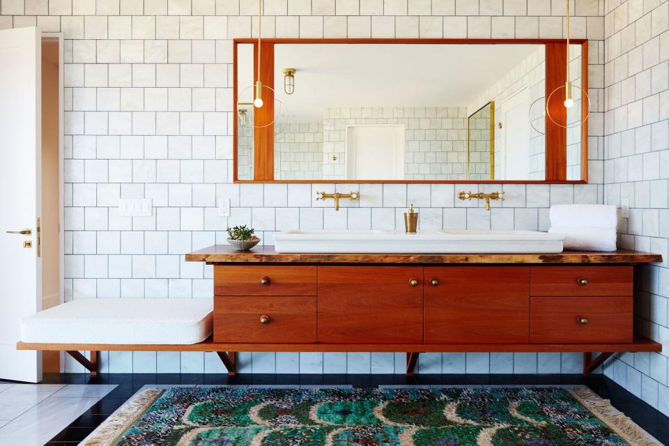 <p>A little bit modern, a little bit industrial—we're all about this warm, light-filled bathroom designed by <a href="http://www.blacklacquerdesign.com/interiors/" rel="nofollow noopener" target="_blank" data-ylk="slk:Black Lacquer Design;elm:context_link;itc:0;sec:content-canvas" class="link ">Black Lacquer Design</a>. For added texture and color, bring in plush area rug, like this one. </p>