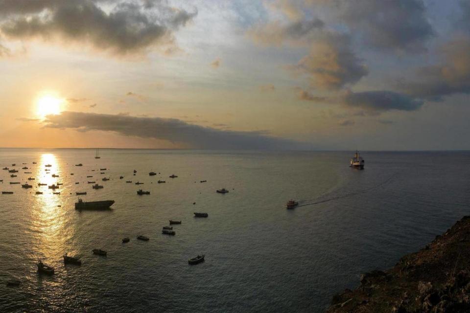 RMS St Helena sails away for the last time (Jonathan Hollins)