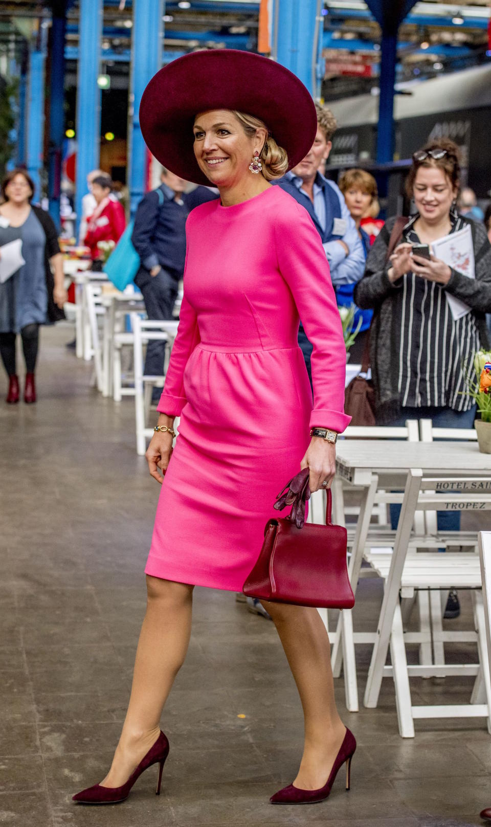 <p>Farbe trifft Farbe: Königin Máxima wagt sich gerne an auffällige Outfits. Auf einer Veranstaltung im niederländischen Amersfoort leuchtete die 46-Jährge in einem knallpinken Kleid. Dazu wählte sie Accessoires im Trendton Beere. (Bild: Rex Features) </p>