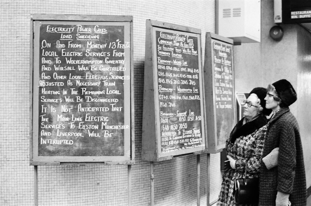 Reduced Service on Commuter Trains, due to power cuts, New Street Station, Birmingham, Monday 14th February 1972. (Photo by Birmingham Post and Mail Archive/Mirrorpix/Mirrorpix via Getty Images)