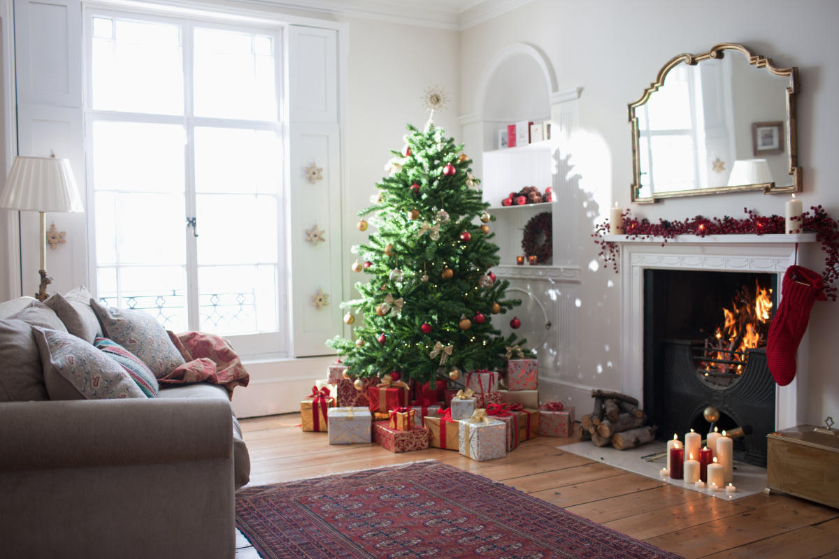 la bougie de cierges scintillants de noël brûle dans le fond de l'arbre de  noël. décoration d'éclairage de noël à la maison à l'intérieur. la magie  festive étincelle des lumières pour la