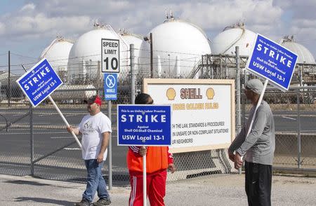 Workers from the United Steelworkers (USW) union walk a picket line outside the Shell Oil Deer Park Refinery in Deer Park, Texas February 1, 2015. REUTERS/Richard Carson