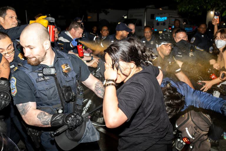 Choques entre manifestantes y la policía en la George Washington University, en Washington. (Sage Russell/GW Hatchet via AP)