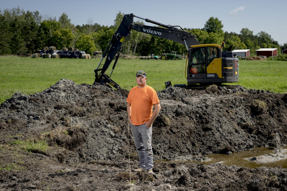Kevin Busscher, de pie en el sitio de construcción donde halló unos huesos de mastodonte cerca de Kent City, Míchigan, el 24 de agosto de 2022. (Nic Antaya/The New York Times)
