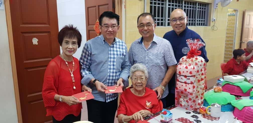 Datin Flora Tan, Datuk Albert Chiang, Datuk Tan Choon Kiat (Tiam Yam Toh Teng Old Folks Home chairman) and Datuk Vincent Choo handing 'ang pow' to residents. — Picture courtesy of MRCA