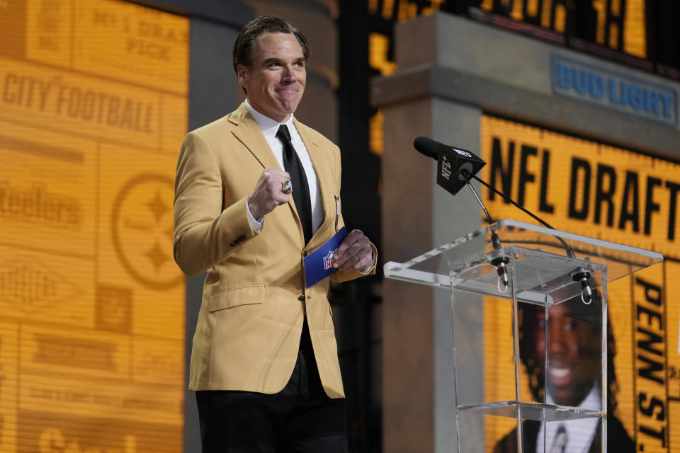 Former Pittsburgh Steelers lineman Alan Faneca announces Joey Porter Jr. as the Pittsburgh Steelers selection during the second round of the NFL football draft, Friday, April 28, 2023, in Kansas City, Mo. (AP Photo/Jeff Roberson)