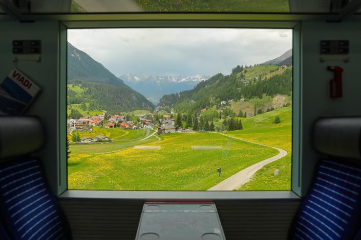 Das am 22. Mai 2022 aufgenommene Bild zeigt einen Blick durch das Fenster eines Zuges, der auf der Wright Railway in der Landschaft Albula/Bernina in der Schweiz fährt.  Die Rhätische Bahn in der Landschaft Albula/Bernina wurde 2008 in die UNESCO-Welterbeliste aufgenommen. / Credit: Zheng Huansong / Xinhua via Getty Images