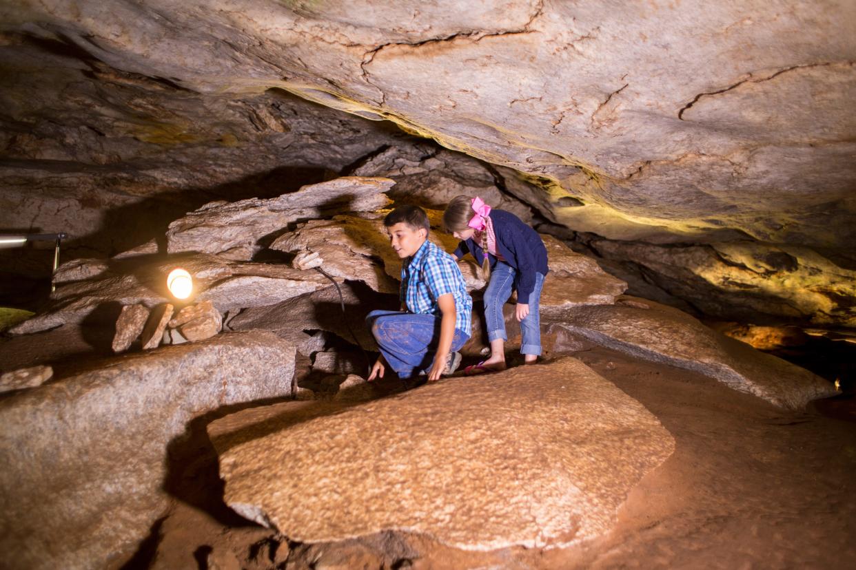 With a year-round average temperature ranging from 58 to 62 F, the natural airflow within Alabaster Caverns provides a fluctuation of six to eight degrees.