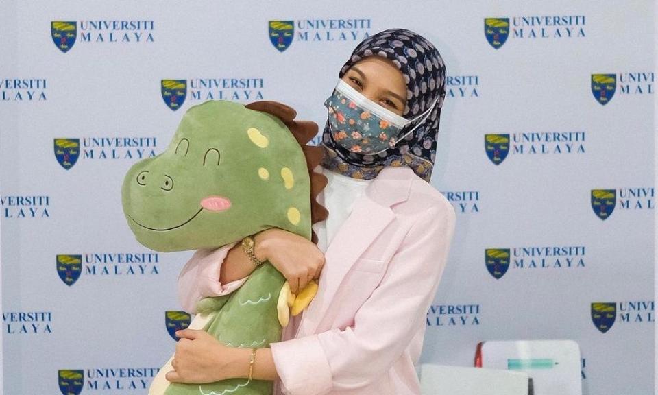 Social media users did not understand why Nabila had to bring the soft toy with her to the PPV. — Picture via Instagram/nabila.razali