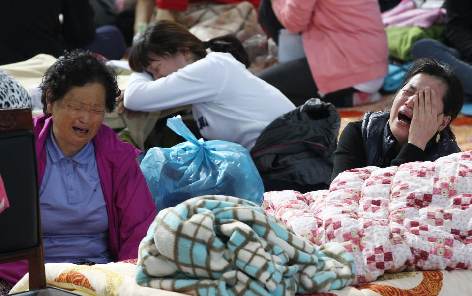 Familiares de los pasajeros que iban a bordo del ferry hundido en las costas de Corea del Sur lloran después de escuchar en la televisión los nombres de algunas personas confirmadas muertas, en un gimnasio en Jindo, Corea del Sur, el 20 de abril de 2014. El Sewol se hundió el miércoles con 476 personas a bordo, la mayoría jóvenes estudiantes, y sólo hay 174 sobrevivientes. (Foto AP/Ahn Young-joon)