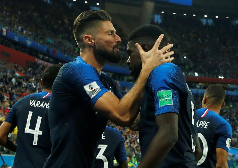 Olivier Giroud embrasse Samuel Umtiti lors de France-Belgique