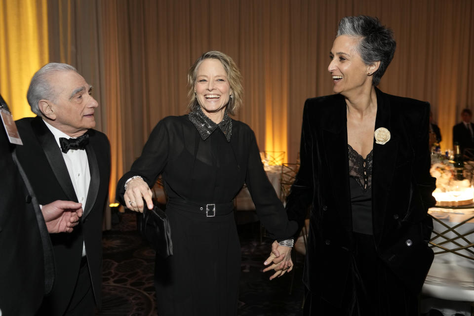 Martin Scorsese, de izquierda a derecha, Jodie Foster, y Alexandra Hedison llegan a la 81a edición de los Globos de Oro el domingo 7 de enero de 2024, en el Hotel Beverly Hilton en Beverly Hills, California. (Foto AP/Chris Pizzello)