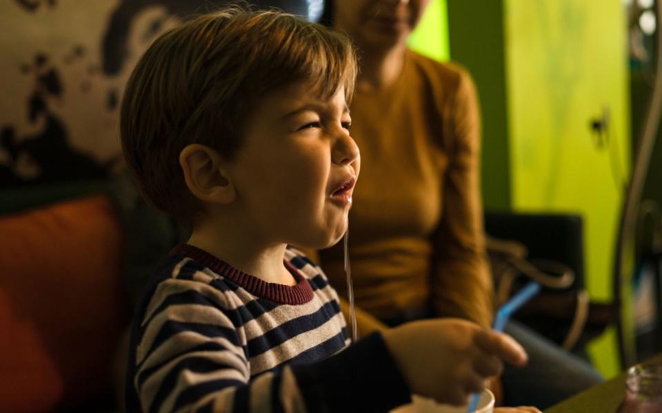 Kinder sind etwas Wunderbares. Doch manchmal bringen sie Mama und Papa in ziemlich unangenehme Situationen. (Bild: iStock / Miljan Živković)