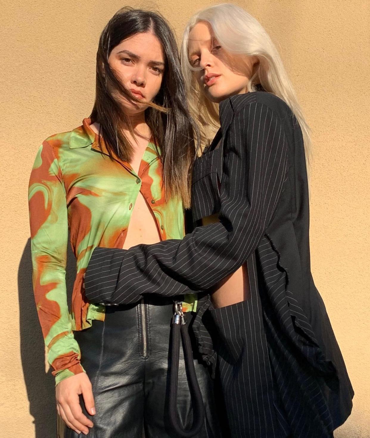 Las estilistas Chloe y Chenelle Delgadillo comparten los secretos de las estrellas para lucir divinas en Coachella. Cortesía de Olay  