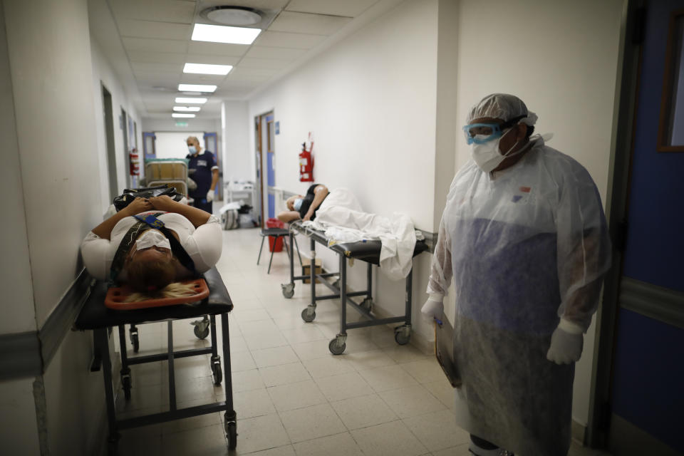 Pacientes yacen en camillas en un pasillo del hospital Dr. Norberto Raul Piacentini, en Lomas de Zamora, Argentina, el viernes 23 de abril de 2021, en medio de la pandemia de coronavirus. (AP Foto/Natacha Pisarenko)