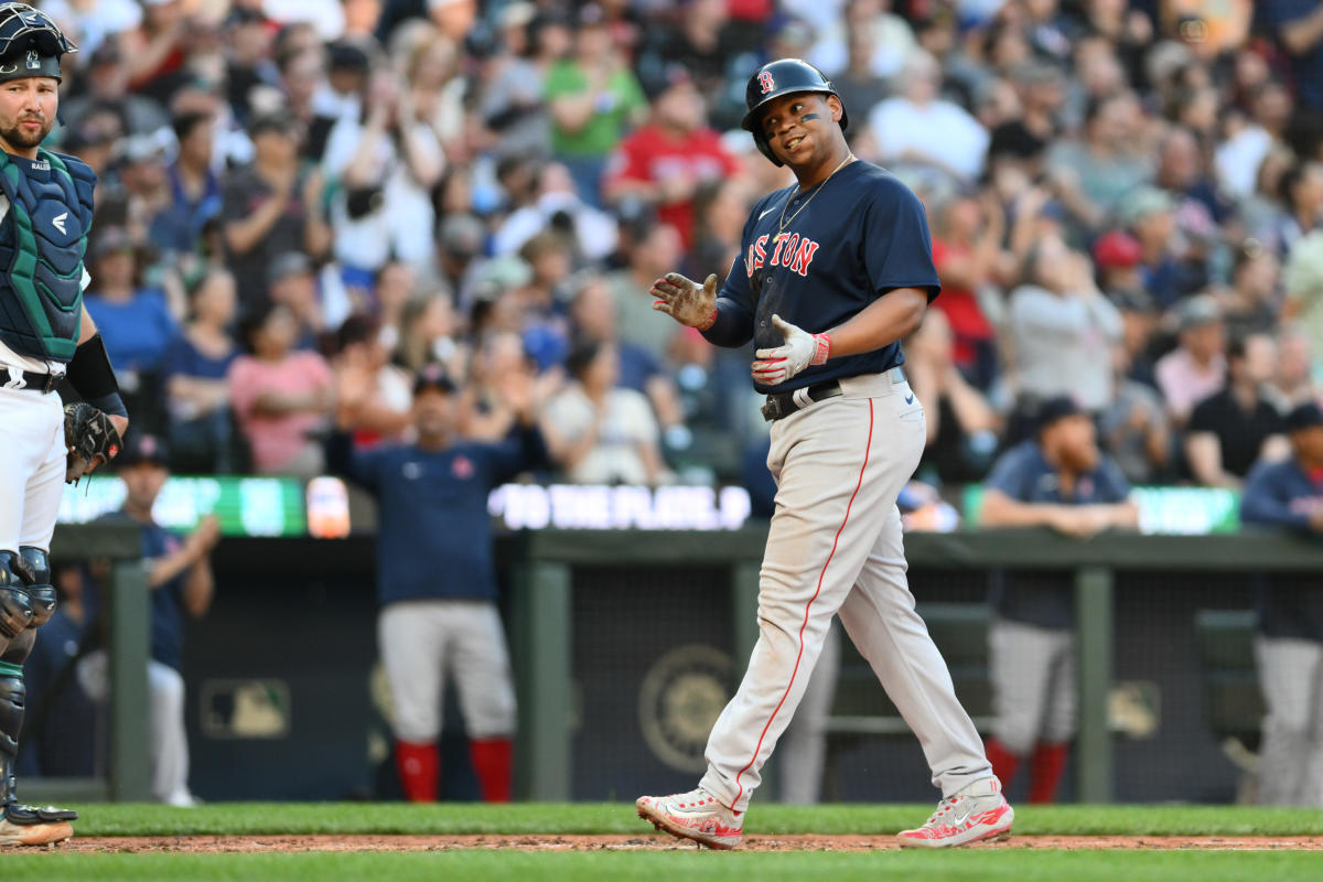 Devers breaks tie in 6-run 8th, Red Sox beat Reds 8-2 to avoid sweep - CBS  Boston