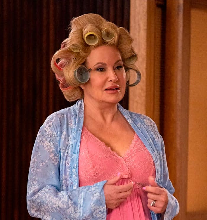 Jennifer Coolidge está de enhorabuena tras el éxito de The White Lotus ahora co-protagoniza este film junto a Jennifer Lopez.