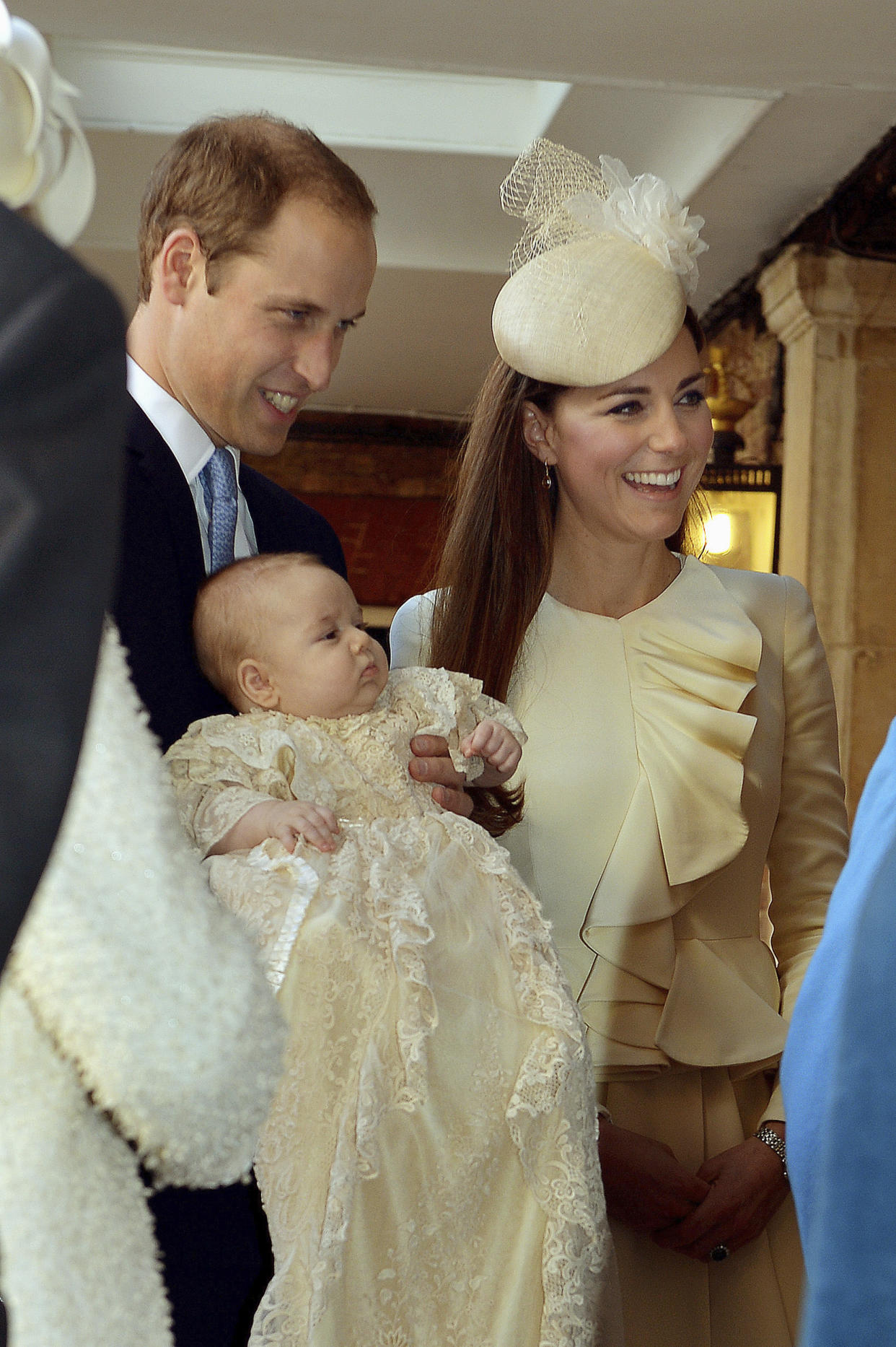 Britain's Prince William carries his son Prince George, as he arrives with his wife Catherine, Duchess of Cambridge for their son's christening at St James's Palace in London October 23, 2013. REUTERS/John Stillwell/pool  (BRITAIN - Tags: ROYALS ENTERTAINMENT SOCIETY)