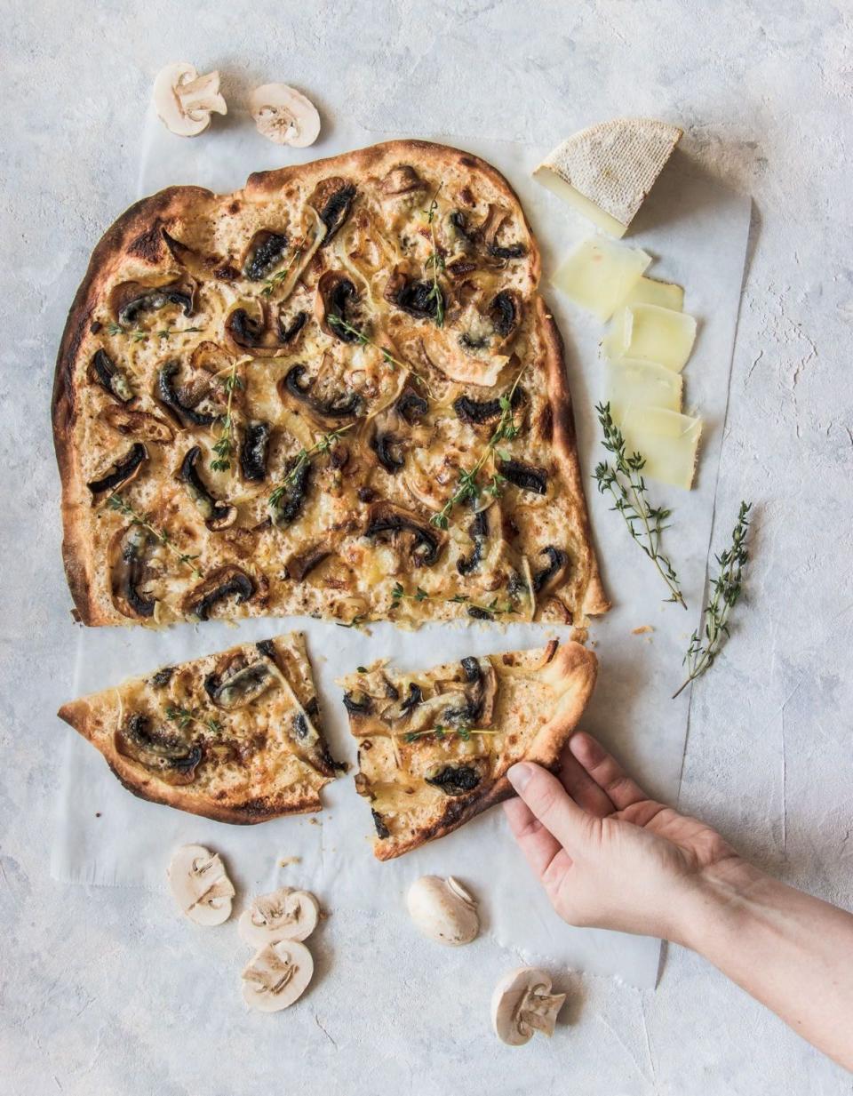 Tarte flambée végétarienne aux champignons et tomme de brebis