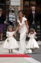 <p>Auch Kates Schwester Pippa trägt bei der royalen Hochzeit 2011 ein Kleid von Sarah Burton. Danach kennt die gesamte Welt auch die hübsche Schwester der Herzogin. (Bild: ddp)</p>