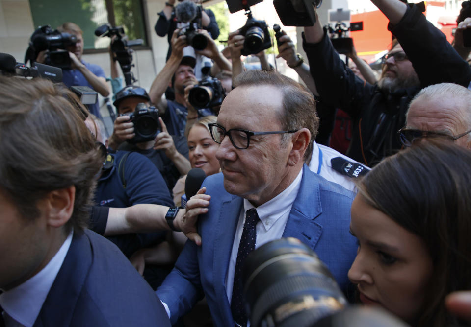 El actor Kevin Spacey llega al Tribunal de Magistrados de Westminster en Londres, el jueves 16 de junio de 2022. Spacey comparecía tras ser acusado de delitos sexuales por tres hombres. (AP Foto/David Cliff)