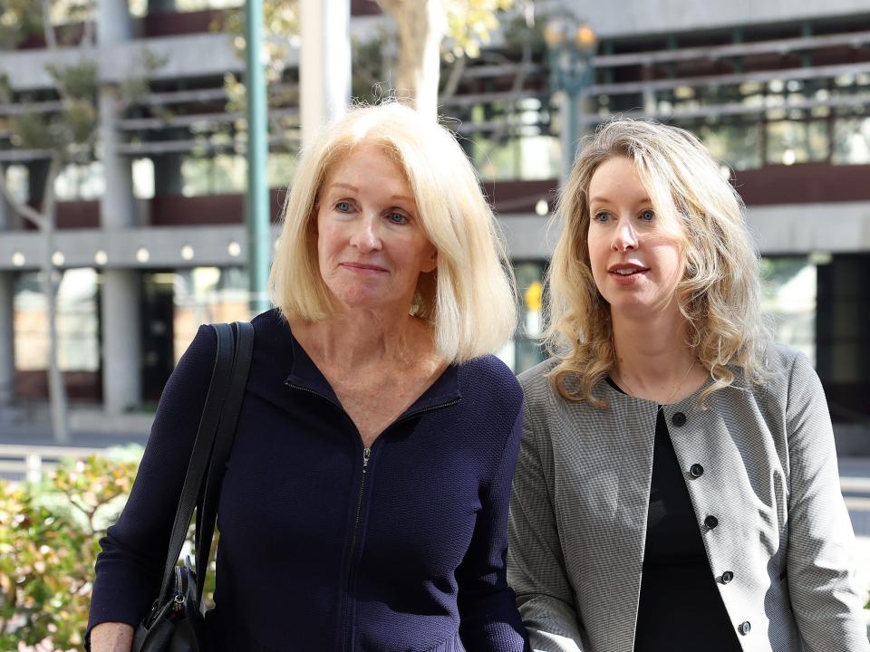 Former Theranos CEO Elizabeth Holmes (C) arrives at federal court with her mother Noel Holmes (L) and father Christian Holmes on September 01, 2022 in San Jose, California.