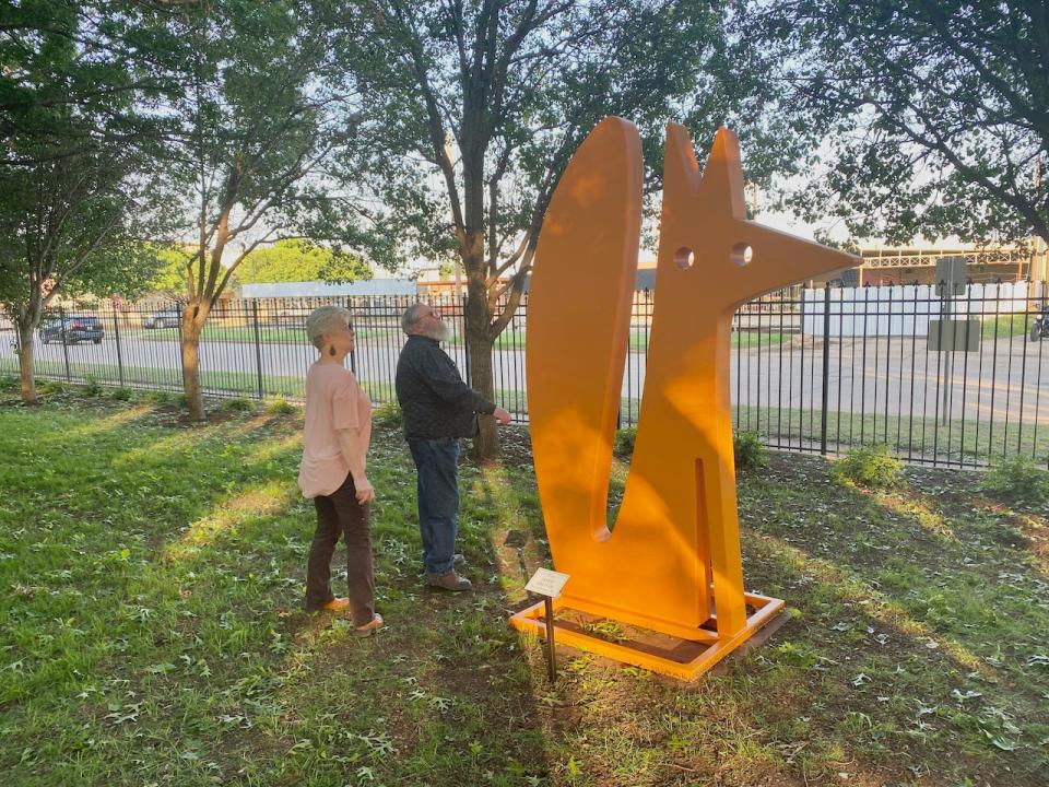 Kathy and Doug Beck at the 2022 Annual Sculpture Garden Exhibit The 19th exhibit will open from 6:30 to 8 p.m. Saturday at the Kemp Center with an Artist Reception. Nine of the 10 sculptors whose work will be featured will be in attendance, along with the show’s juror, Chad Plunket. Admission is free.