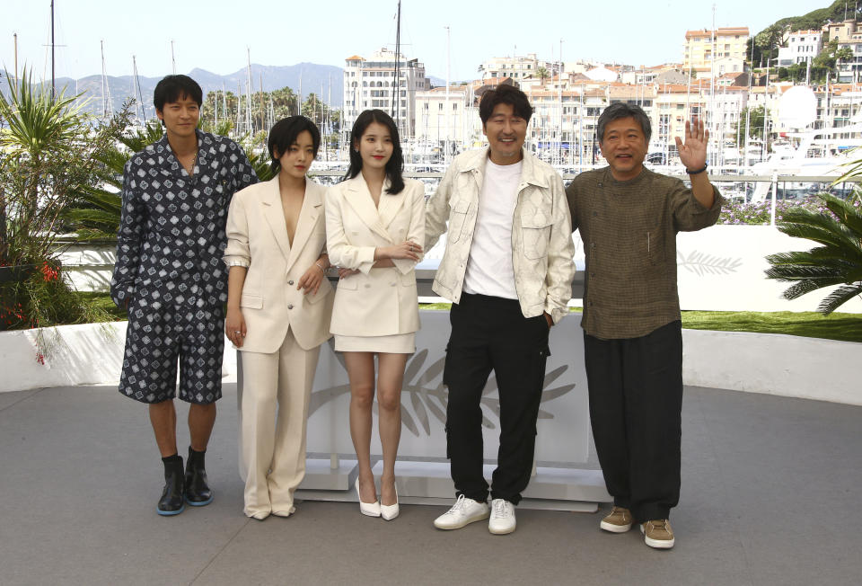 Dong-won Gang, from left, Joo-Young Lee, Ji-eun Lee, Song Kang-ho and director Hirokazu Koreeda pose for photographers at the photo call for the film 'Broker' at the 75th international film festival, Cannes, southern France, Friday, May 27, 2022. (Photo by Joel C Ryan/Invision/AP)