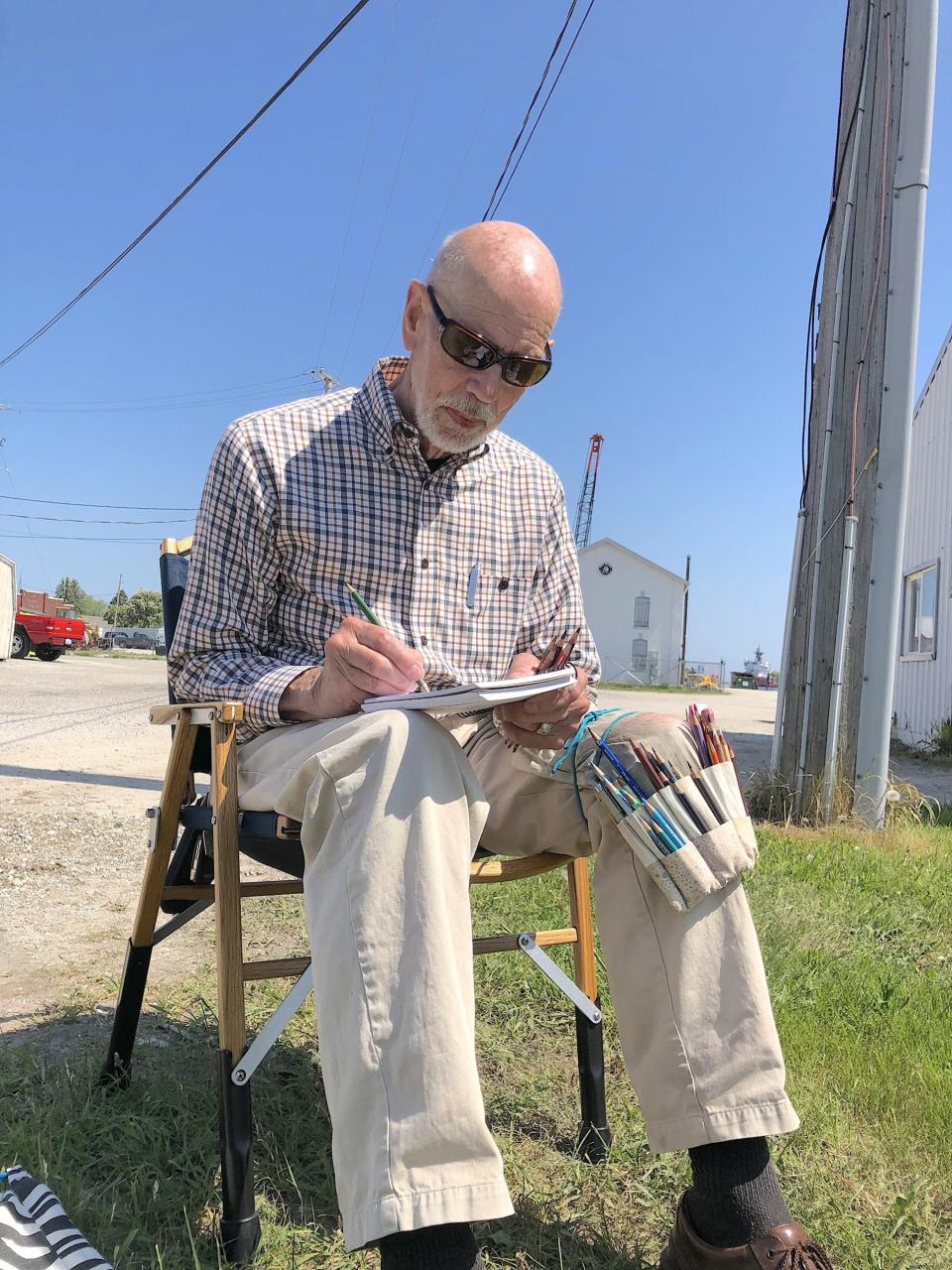 Artist Jim Lammers sketches Cheboygan’s Front Range Lighthouse.