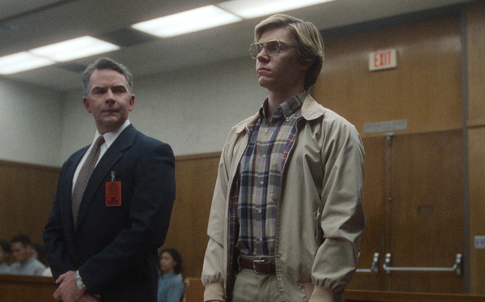 Ron Bush como el abogado de Jeffrey, Evan Peters como Jeffrey Dahmer en Monstruo: La historia de Jeffrey Dahmer. Cr. Courtesy Of Netflix © 2022