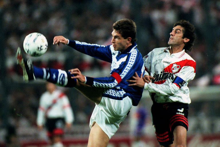 Capitán de Vélez, contra el River de Francescoli en los '90; “Cada semestre, ni los grandes equipos de Argentina pueden vislumbrar un proyecto”, critica Pellegrino