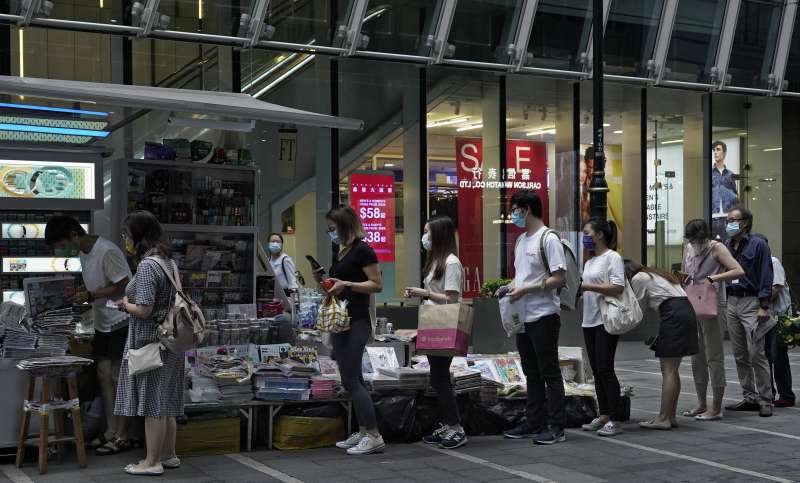 香港民眾搶購特別加印的55萬份《蘋果日報》。（美聯社）