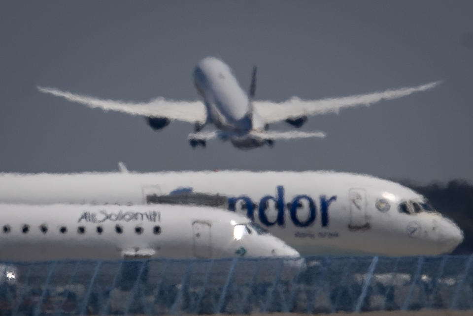 Ein Pilot musste am Mittwochabend den Anflug auf den Münchner Flughafen abbrechen, weil zwei Passagierinnen randalierten. (AP Photo/Michael Probst)