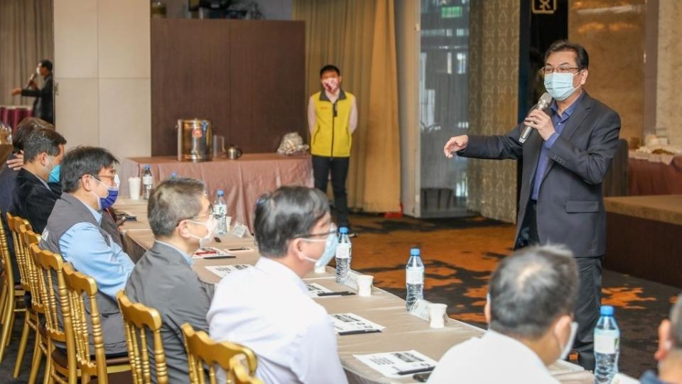 《圖說》新北市副市長劉和然出席水保服務團組訓課程，為水保服務團勉勵與感謝。〈農業局提供〉